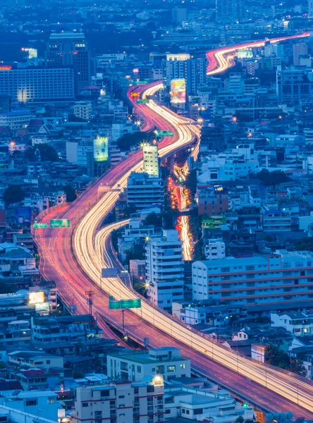 Crepúsculo do viaduto da estrada da cidade após o horário comercial — Fotografia de Stock