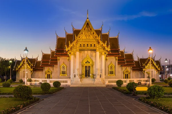 Marmeren tempel zoeken in midden van Bangkok Thailand — Stockfoto