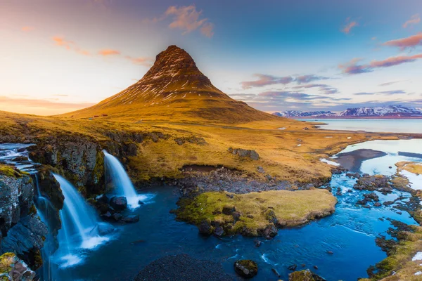 El agua cae en la montaña Kirkjufell — Foto de Stock