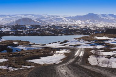 Güzellik köy yolunda bir bulutlu kış gününde