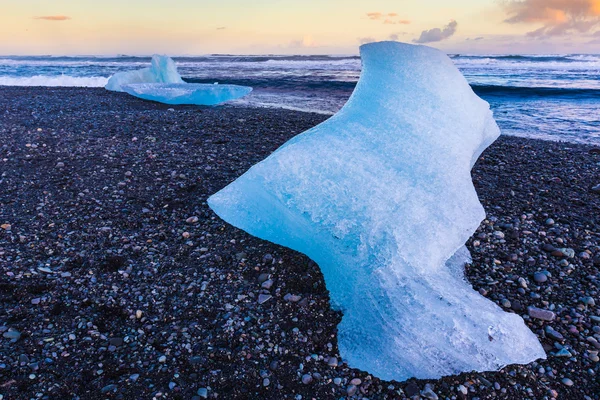 Eis am schwarzen Sandstrand — Stockfoto