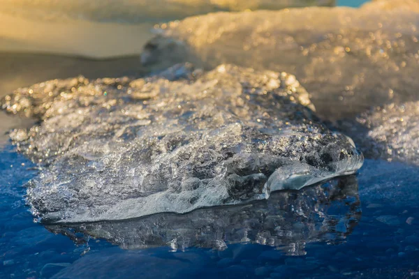 Dilución de hielo en laguna glaciar de Jokulsarlon, Islandia — Foto de Stock