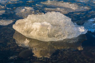 Buz buzul Gölü kıyısında