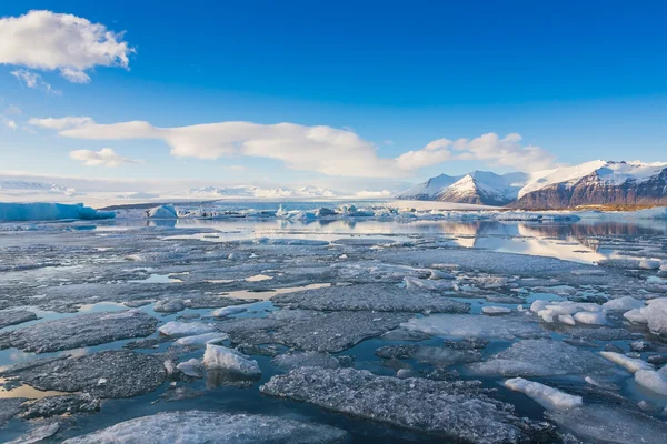 Lac de glace bleue dans la lagune de jokulsarlon — Photo
