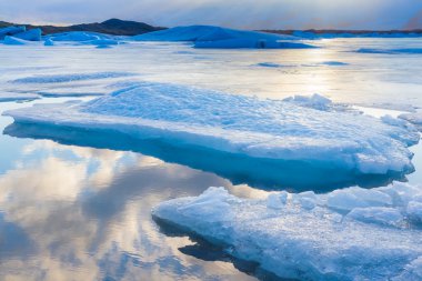 Blue Ice gökyüzü yansıma ile İzlanda'yüzen