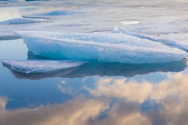 漂浮在 Jokulsarlon 的蓝色冰山 — 图库照片