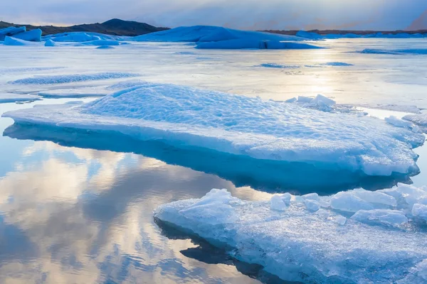 Gelo azul que flutua na Islândia com reflexos no céu — Fotografia de Stock