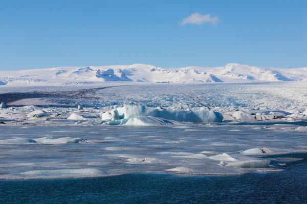 Laguna di ghiaccio con cielo limpido e sfocato , — Foto Stock