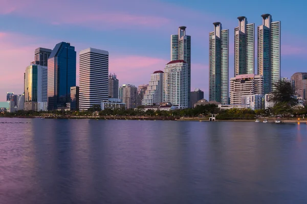 Bangkok atardecer paisaje urbano con reflejo de horizonte, Tailandia — Foto de Stock