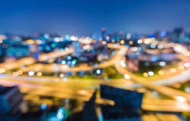 Şehir ışıkları artalan ile karayolu eğrinin bulanık bokeh