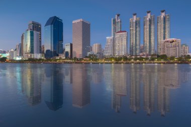 Bangkok şehir manzarası, Bangkok, Tayland, Thailand, yansıması ile şehir merkezinde, Twilight Saat