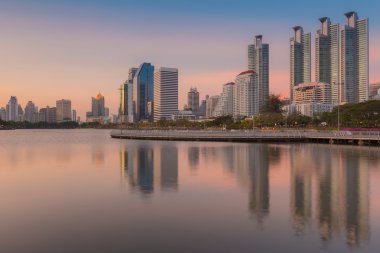 Günbatımı manzarası, Bangkok, Tayland, Thailand, yansıması ile şehir merkezine Bangkok City