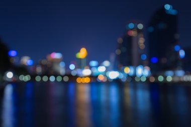 Şehir gece ışıkları ile su yansıma, odağını alacakaranlık