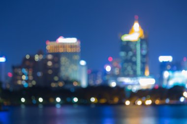 Şehir su yansıması ile bokeh arka plan bulanık