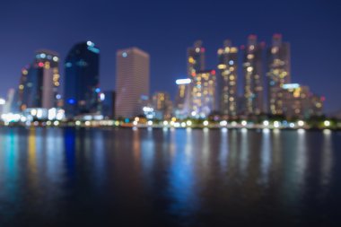 Ofis Binası su yansıması ile soyut bulanıklık bokeh