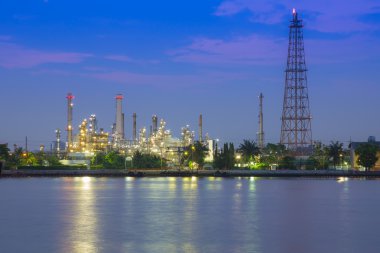 Petrol rafineri tesisi alacakaranlık alrong Chao Phraya Nehri, Tayland ile de