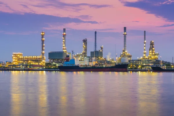 Planta de la industria de refinería de petróleo durante el crepúsculo — Foto de Stock