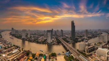 Havadan görünümü şehir Bangkok Chao Phraya Nehri eğrisi ile güzel