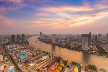 Güneş battıktan sonra Chao Phraya Nehri eğrinin manzarası