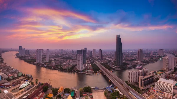 Wunderschönes Himmelspanorama der Chao-phraya-Flusskurve — Stockfoto