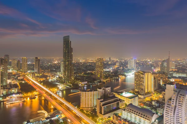 Crepuscolo di Bangkok skylines con la curva del fiume Chao Phraya — Foto Stock