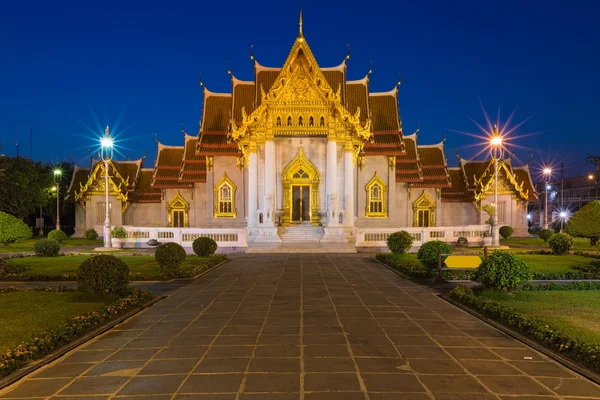 Crepúsculo en el templo de mármol (Wat Benchamabophit Dusitvanaram ) — Foto de Stock