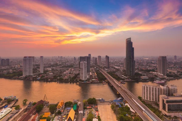 Após o pôr-do-sol de Bangkok skylines com curva do rio Chao Phraya — Fotografia de Stock