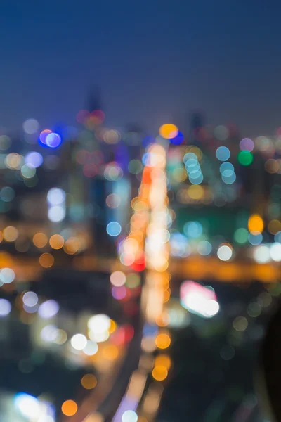 Nieostrości miasto skrzyżowania ptaka traffice światła w nocy — Zdjęcie stockowe