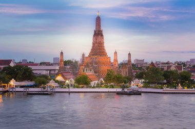 WAT Arun Tapınağı, Nehri boyunca en ünlü seyahat yer