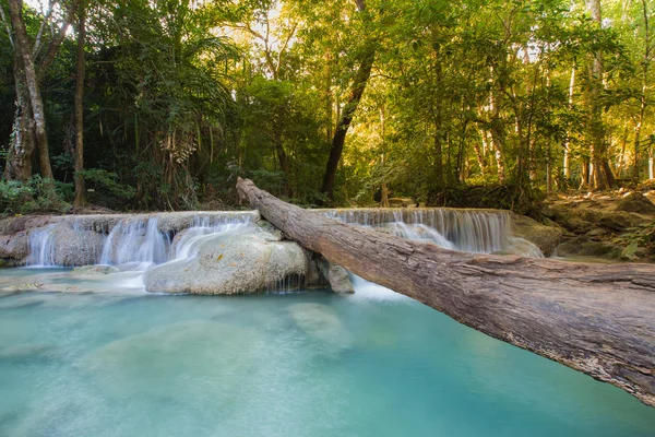 Deep forest watervallen met lange blootstelling, — Stockfoto