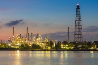Petrol rafinerisi fabrika ön Nehri ile