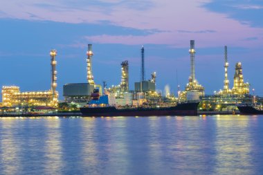 Petrol rafinerisi ön Nehri ile alacakaranlıkta