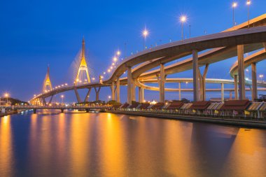 Endüstriyel yüzük köprü Nehri üzerinden