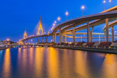 Alacakaranlık süspansiyon Köprüsü Bhumibol köprü sokak ışık ile yansıtmak nehir Bangkok Tayland