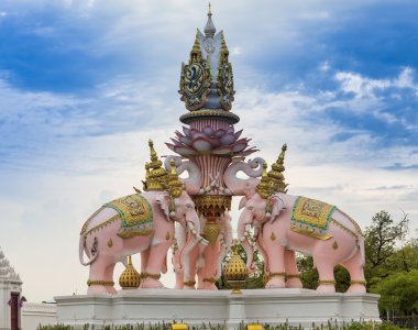 Pembe üç Erawan heykeller