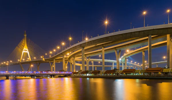 Ponte sospeso Ponte Bhumibol con riflesso dell'acqua Bangkok Thailandia — Foto Stock