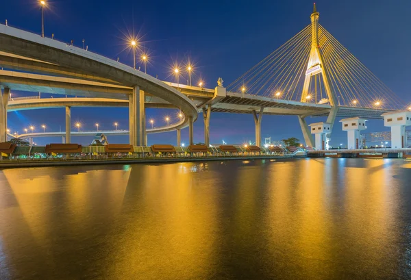 吊り橋水反射バンコク タイ プミポン橋 — ストック写真