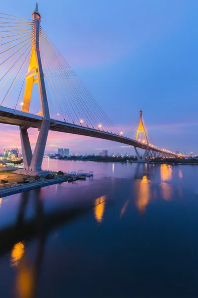 Bangkok brug bij avondschemering met licht van verkeer rivier front Thailand — Stockfoto