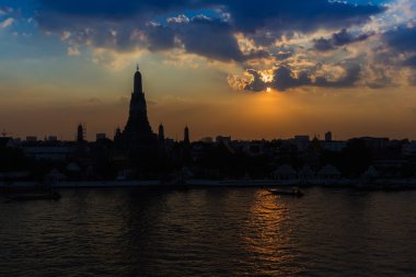Wat Arun Tapınağı siluet riverfront ile