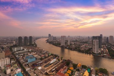 Manzarası günbatımı riverfront Bangkok Tayland ile