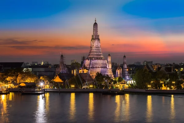 Temple Arun après le coucher du soleil avec la rivière — Photo