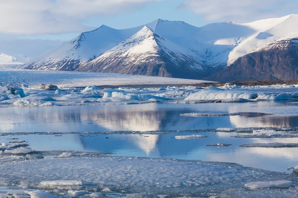 Hermosa laguna de hielo azul con cielo claro y borroso —  Fotos de Stock