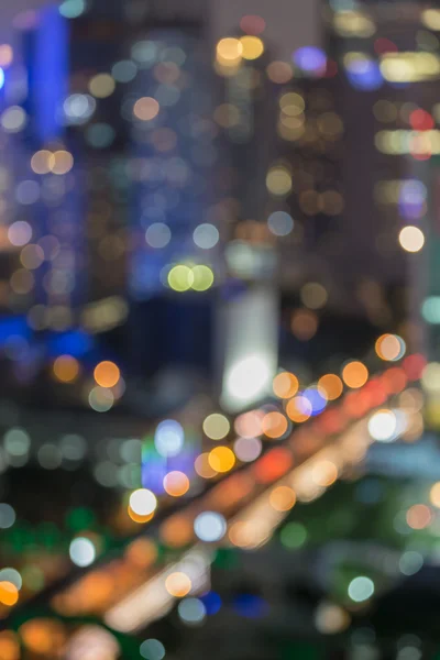 Fora de foco edifício da cidade à noite com céu azul — Fotografia de Stock