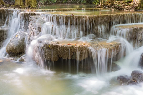 Ομορφιά νερό πέφτει βρίσκεται στο εθνικό πάρκο της Ταϊλάνδης — Φωτογραφία Αρχείου