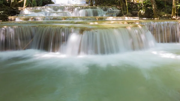 Hermosa agua azul del arroyo cae bosque profundo en el parque nacional de Tailandia —  Fotos de Stock