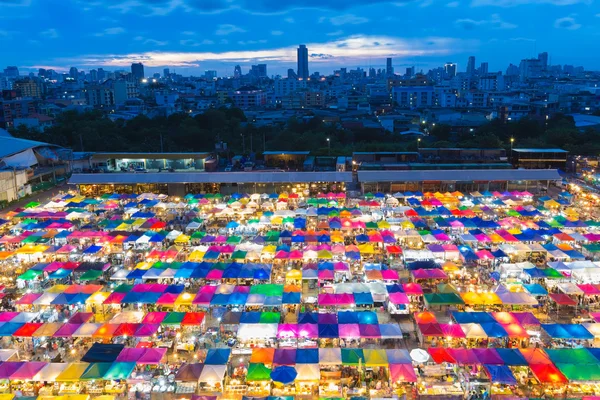 Flygfoto över färgglada Bangkok fri marknad — Stockfoto