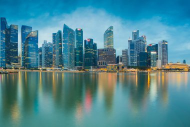 Marina defne iş ofis sırasında su yansıması, Singapur ile alacakaranlık