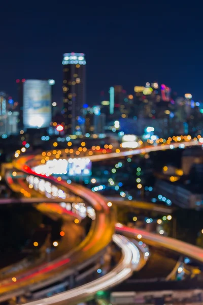 都市高速道路のクロス オーバーのライト ボケ味をぼかし — ストック写真