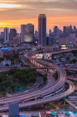 ana faaliyet alanı üzerinden günbatımı sırasında hızlı yolda trafik uzun pozlama