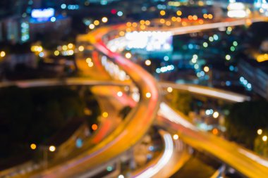 Şehir trafik ışıkları alacakaranlık sırasında bulanıklık